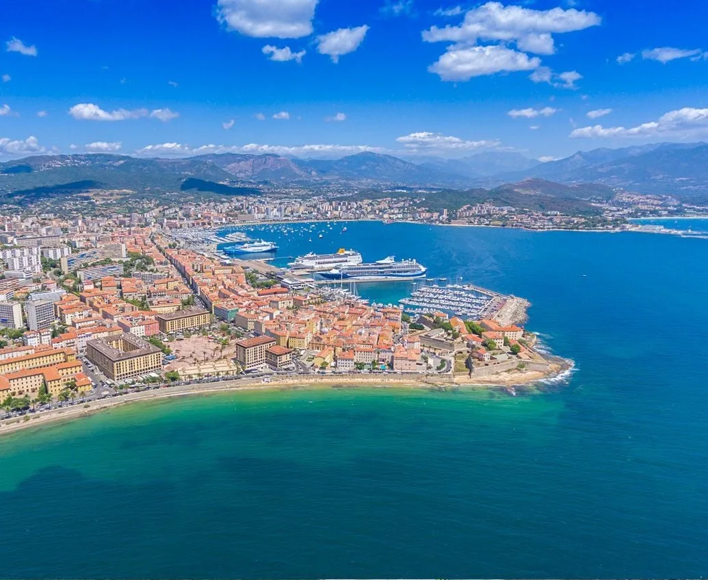 Vue panoramique d’Ajaccio en Corse avec la ville, le port et la baie