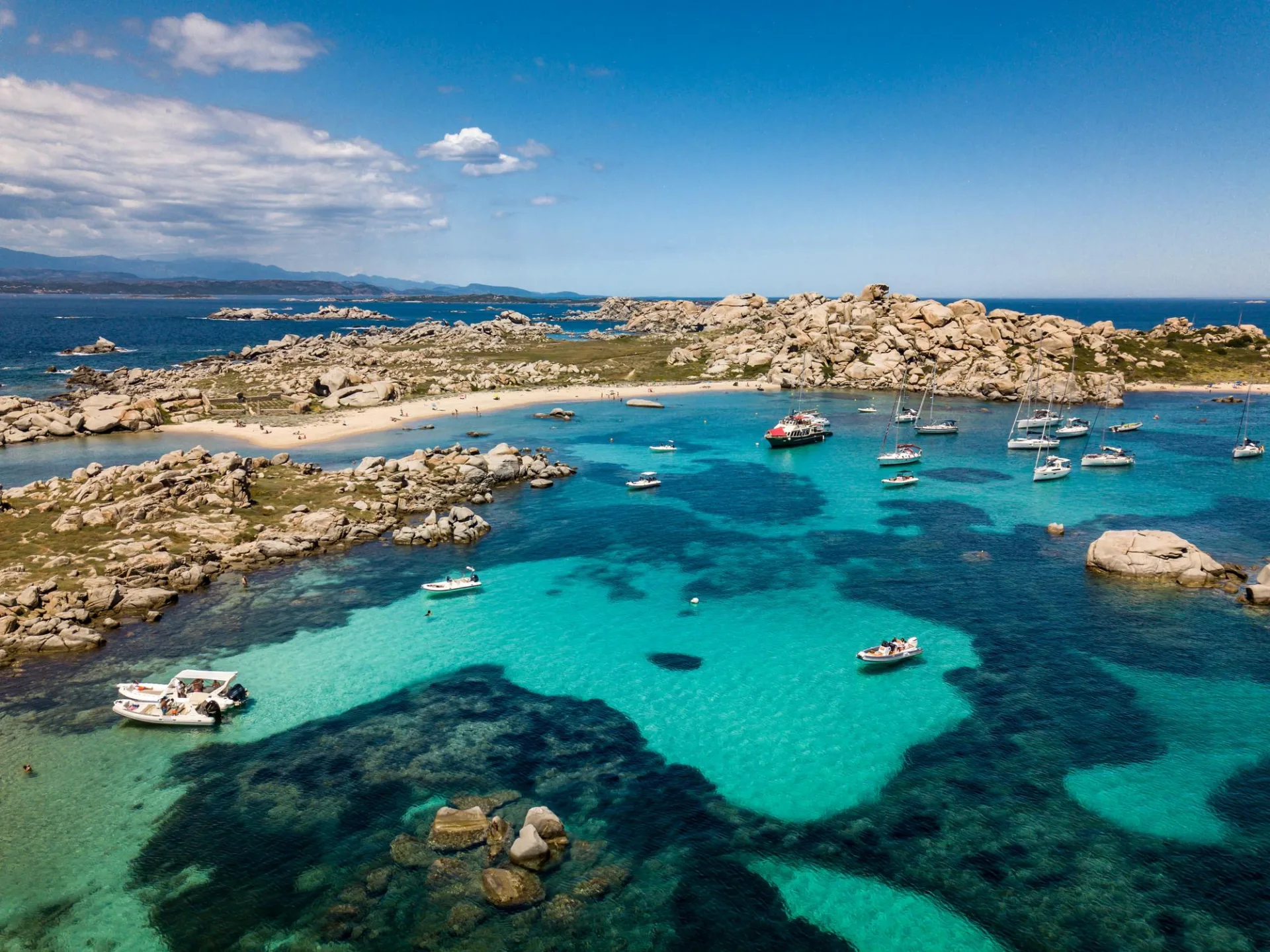 Îles Lavezzi en Corse avec rochers clairs et eau translucide