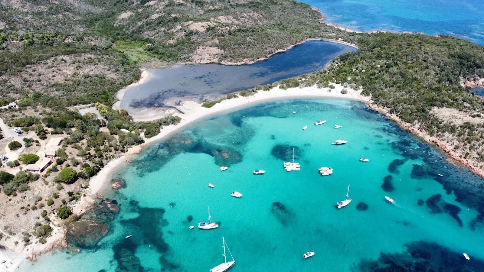 Baie de Rondinara en Corse avec plage et eau turquoise