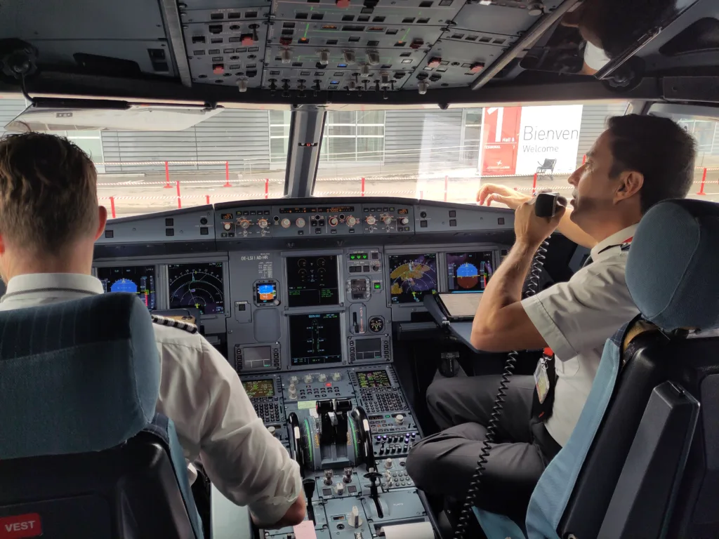 Poste de pilotage d’un Airbus A320 easyJet photographié en 2024.