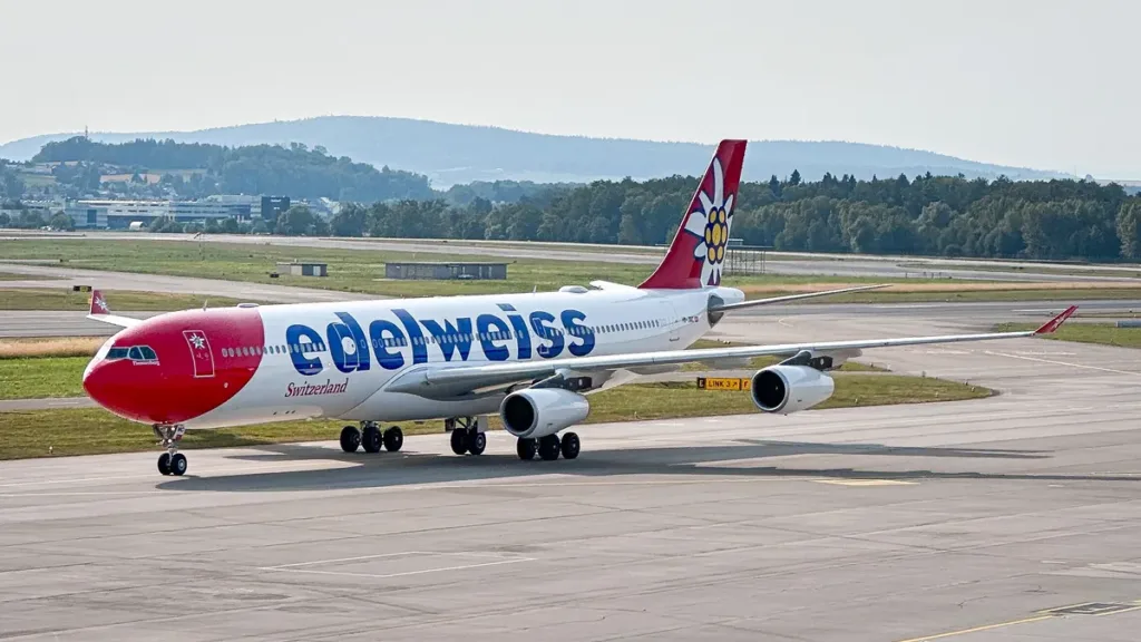 Airbus A340-300 HB-JMC d'Edelweiss photographié sur le tarmac de Zurich