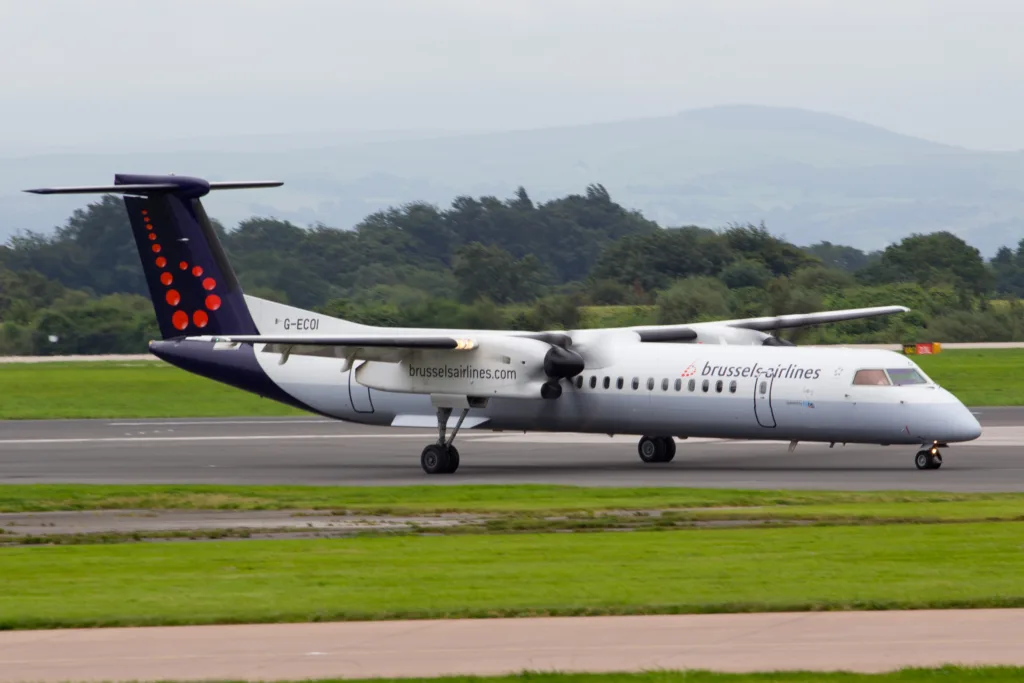 Dash 8 G-ECOI exploité par Flybe aux couleurs de Brussels Airlines à Manchester en août 2012