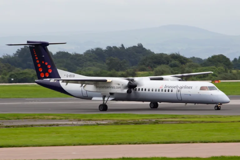 Dash 8 G-ECOI exploité par Flybe aux couleurs de Brussels Airlines à Manchester en août 2012