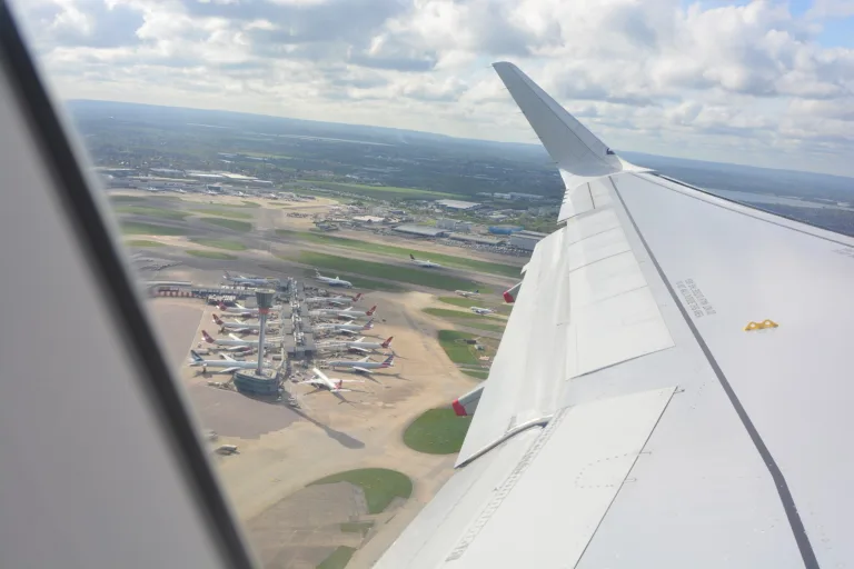 Vue aérienne de l'aéroport de Londres Heathrow, avec plusieurs avions Virgin Atlantic au sol
