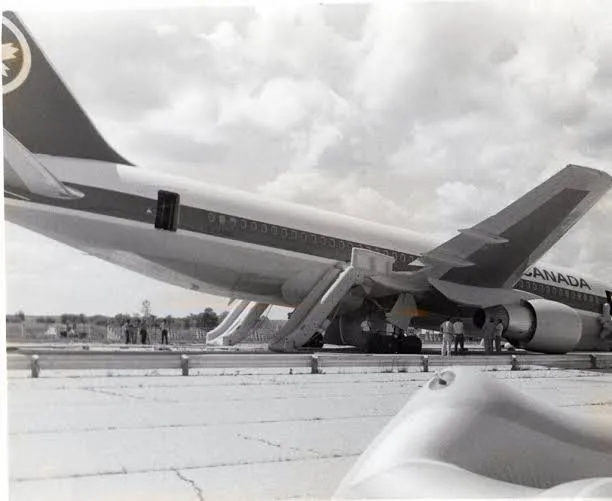 Boeing 767 du vol Air Canada 143 immobilisé après son atterrissage d'urgence à Gimli le 23 juillet 1983