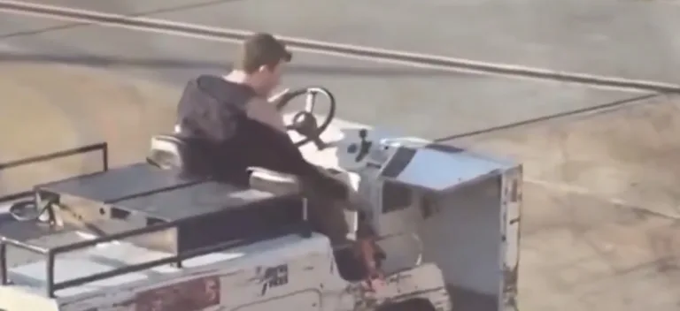 Personne au volant d'un tracteur de piste à l'aéroport John Wayne, en Californie