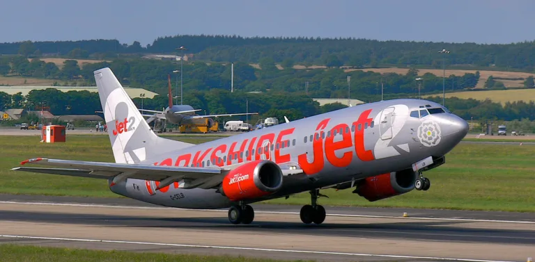 Jet2 Boeing 737-300 au décollage de Leeds Bradford Airport en 2008 / Jet2 Boeing 737-300 departing Leeds Bradford Airport in 2008