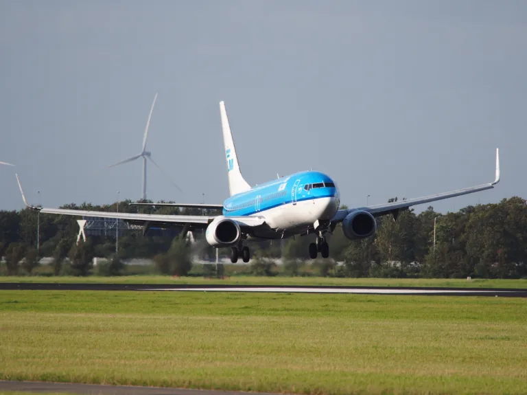 Boeing 737-800 de KLM à l'atterrissage à Amsterdam-Schiphol, photographié le 11 août 2014 / KLM Boeing 737-800 landing at Amsterdam Schiphol, photographed on 11 August 2014