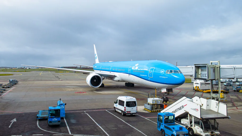 Boeing 777-300ER de KLM stationné à Amsterdam-Schiphol, photographie d’archives de mars 2021.