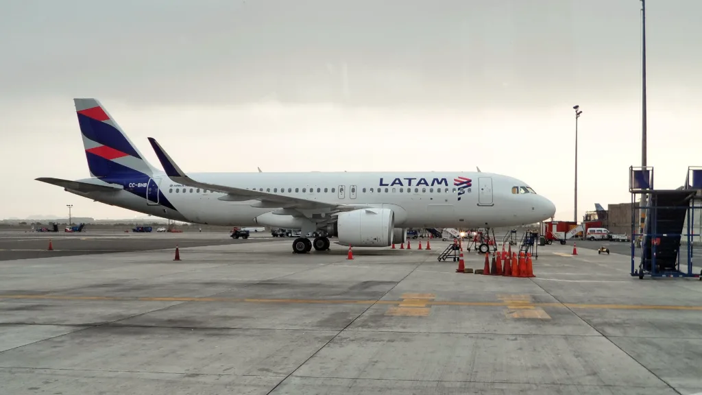 Airbus A320 LATAM CC-BHB stationné à l’aéroport de Lima en 2018