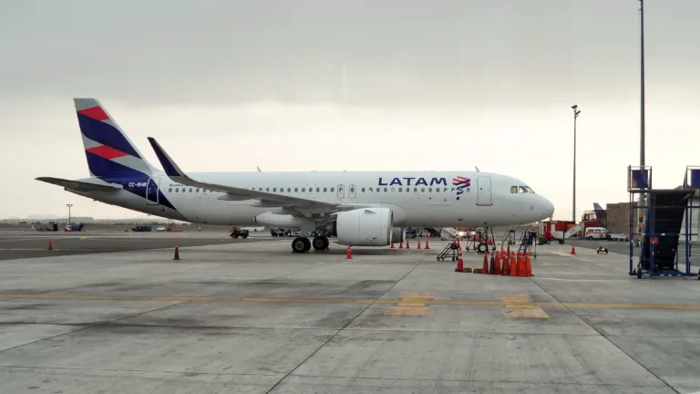 Airbus A320 LATAM CC-BHB stationné à l’aéroport de Lima en 2018