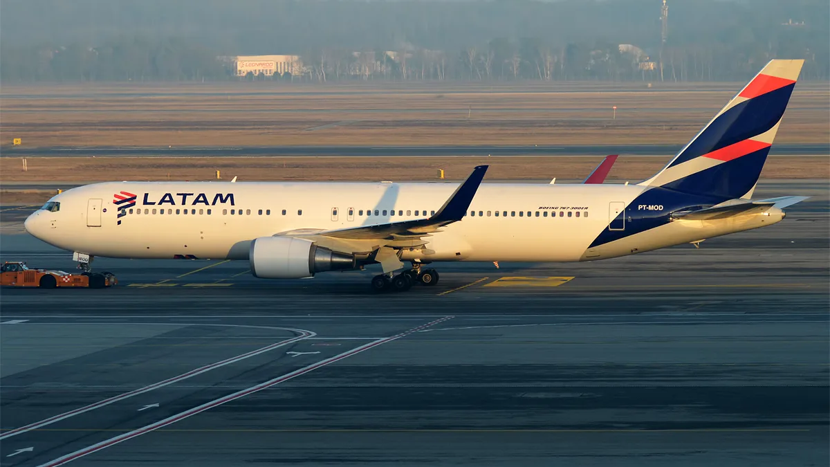 Un Boeing 767 de LATAM effectue une descente d’urgence : les masques à oxygène se déploient