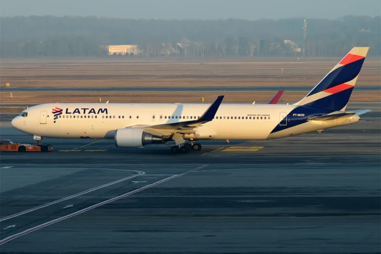 Boeing 767-300ER LATAM Brasil PT-MOD photographié à Milan-Malpensa en 2018 ; photo d’illustration, pas l’appareil du vol LA2424