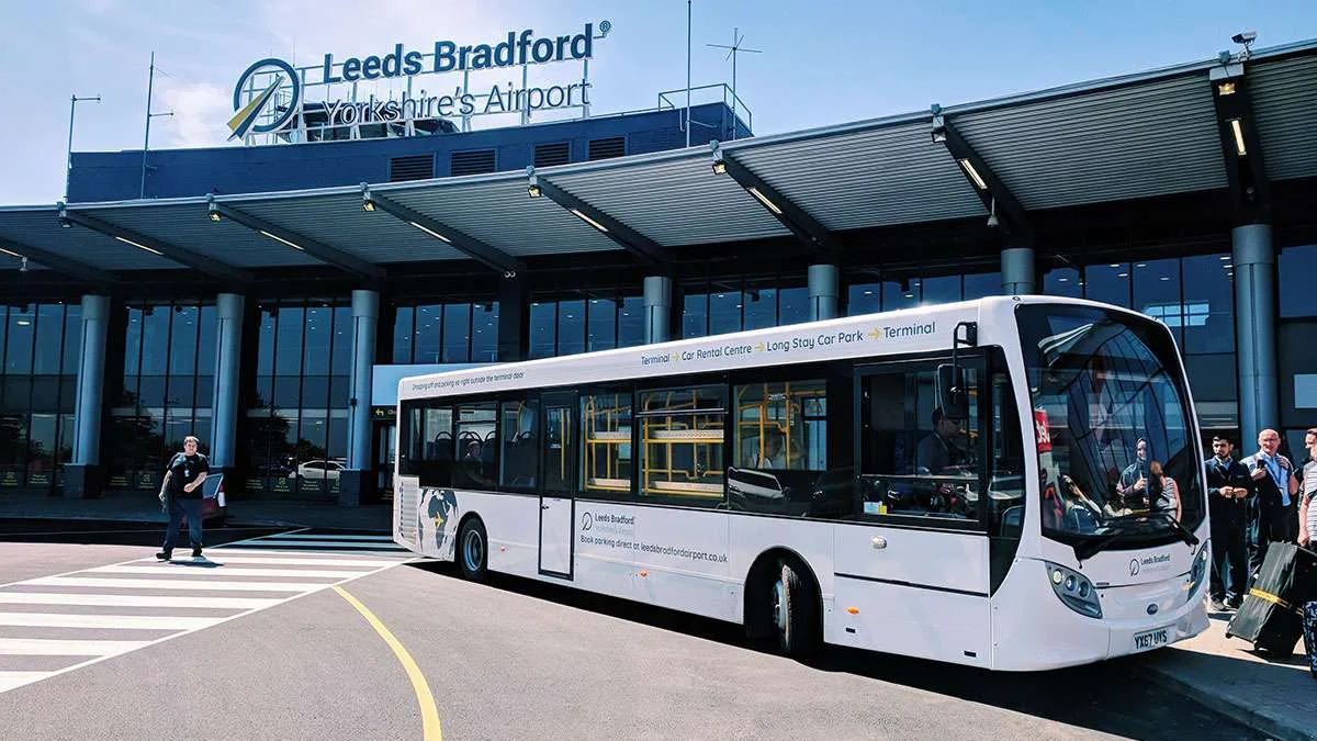 Façade de Leeds Bradford Airport avec le nom de l’aéroport visible