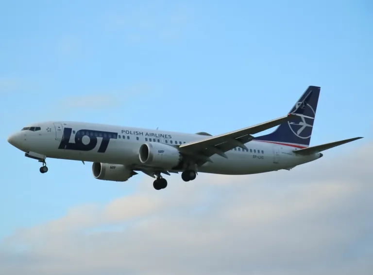 Boeing 737 MAX 8 SP-LVC de LOT Polish Airlines photographié en août 2023