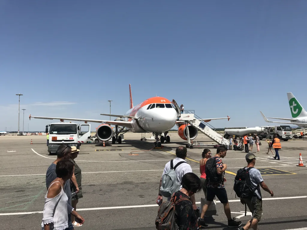 Un avion easyJet orange et blanc au premier plan avec un appareil Transavia visible à droite sur le tarmac de Lyon-Saint-Exupéry, en juillet 2017 / An easyJet aircraft in the foreground with a Transavia aircraft at right on the Lyon Saint-Exupéry airport apron in July 2017