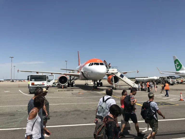 Un avion easyJet orange et blanc au premier plan avec un appareil Transavia visible à droite sur le tarmac de Lyon-Saint-Exupéry, en juillet 2017 / An easyJet aircraft in the foreground with a Transavia aircraft at right on the Lyon Saint-Exupéry airport apron in July 2017