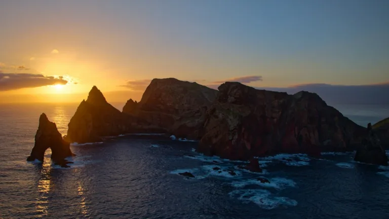 Ponta de São Lourenço à Madère au lever du soleil, falaises volcaniques et océan Atlantique