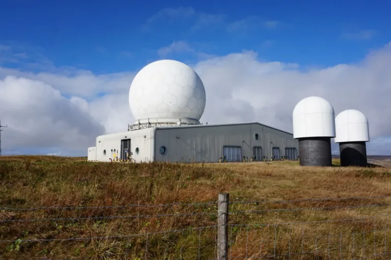 Installation radar NATS au Royaume-Uni utilisée pour le contrôle du trafic aérien