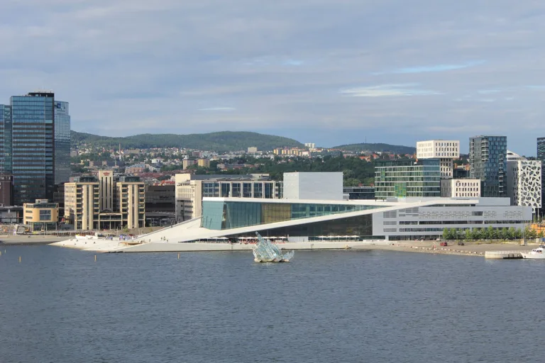 Vue d'Oslo, quartier Bjørvika et Opéra au bord du fjord, Norvège