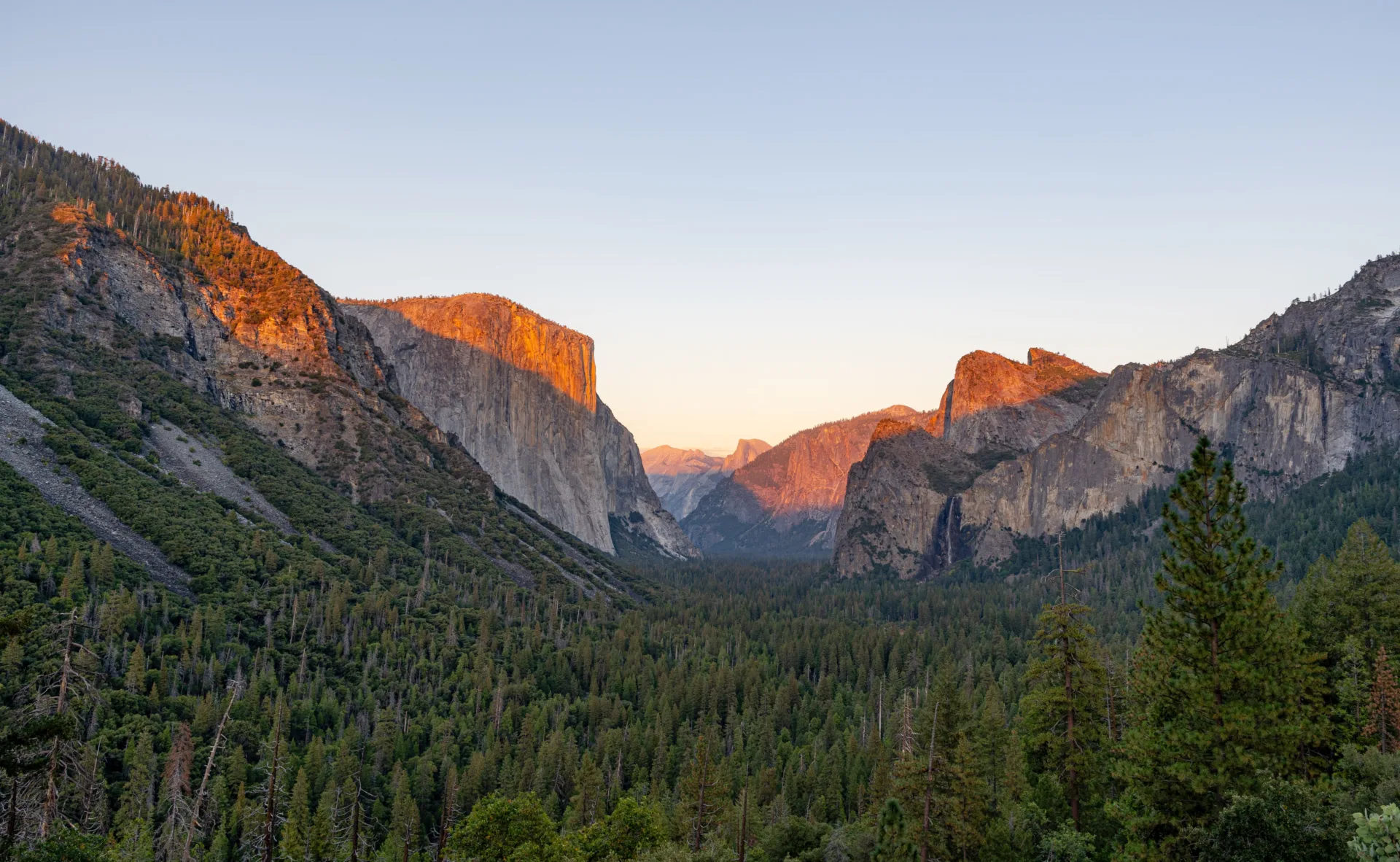 وادي يوسيميتي عند الغروب من منطقة Tunnel View