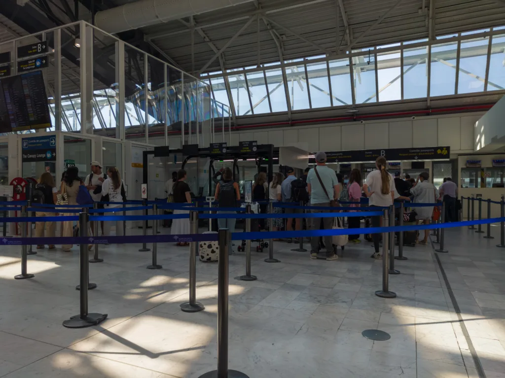 Contrôle des passeports au terminal 1 de l’aéroport Nice Côte d’Azur.
