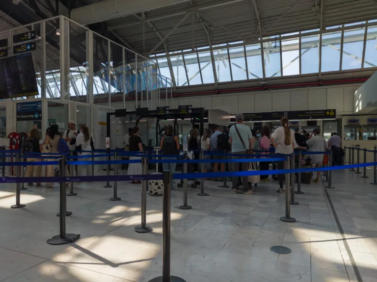 Contrôle des passeports au terminal 1 de l’aéroport Nice Côte d’Azur.