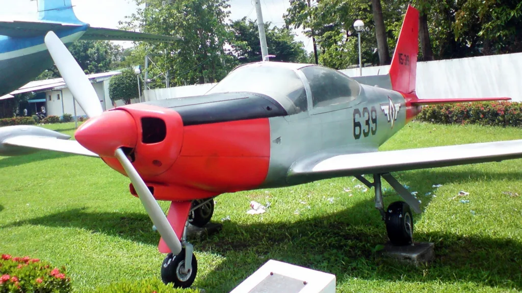 SF-260 philippin exposé au musée de l'armée de l'air à Pasay / Philippine Air Force SF-260 at the Pasay aviation museum