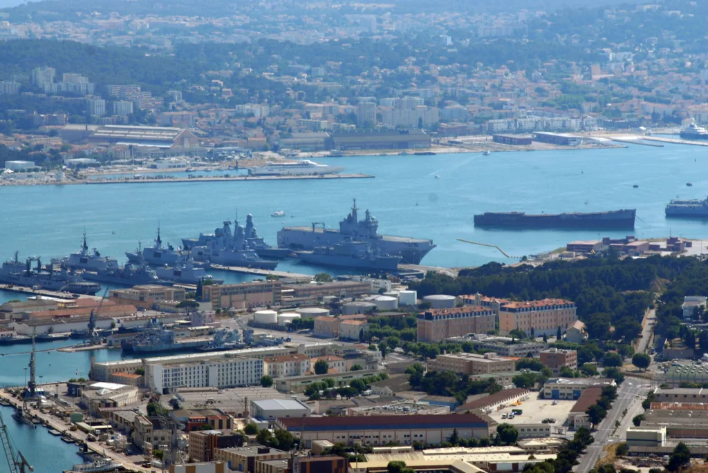 Vue générale du port militaire de Toulon et de ses navires, photographie d'archive