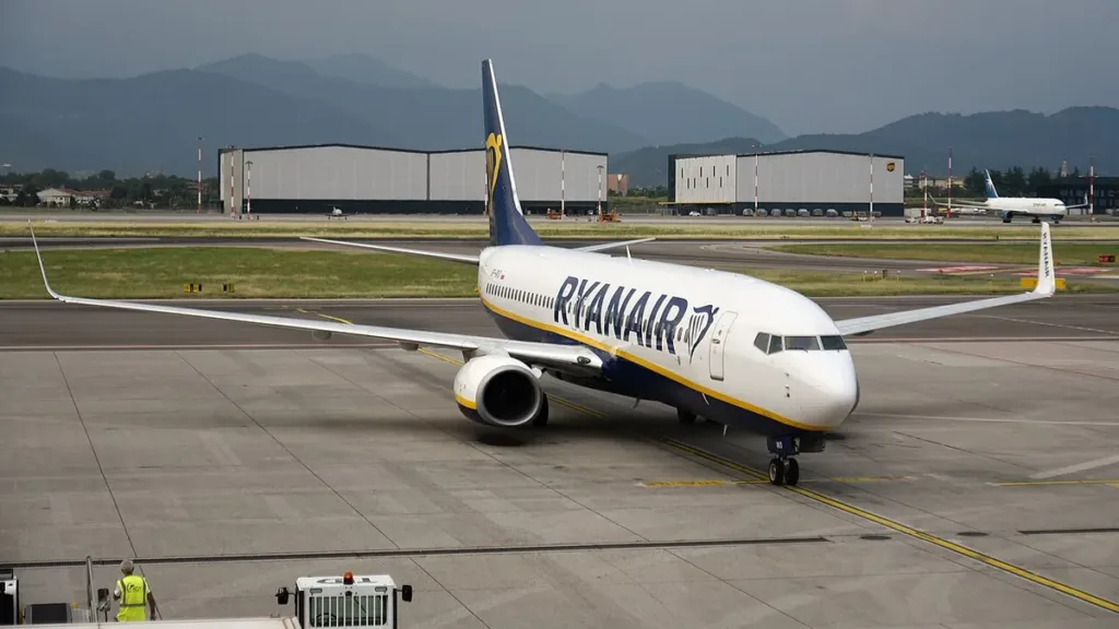 Boeing 737-800 immatriculé SP-RKO aux couleurs de Ryanair à l'aéroport de Milan-Bergame en août 2024