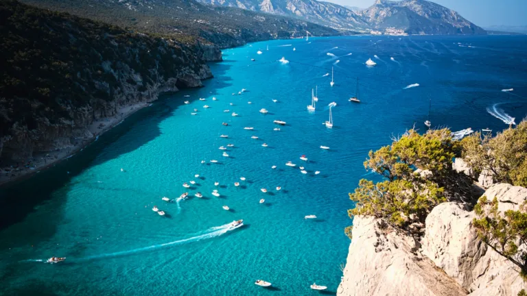 Golfe d’Orosei en Sardaigne, falaises méditerranéennes et eau turquoise