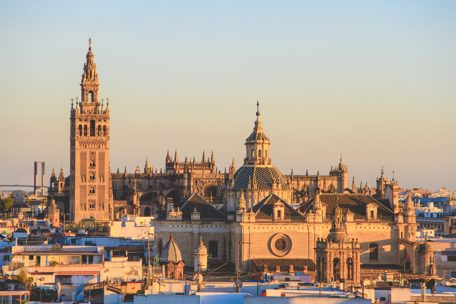 Giralda et cathédrale de Séville au-dessus des toits
