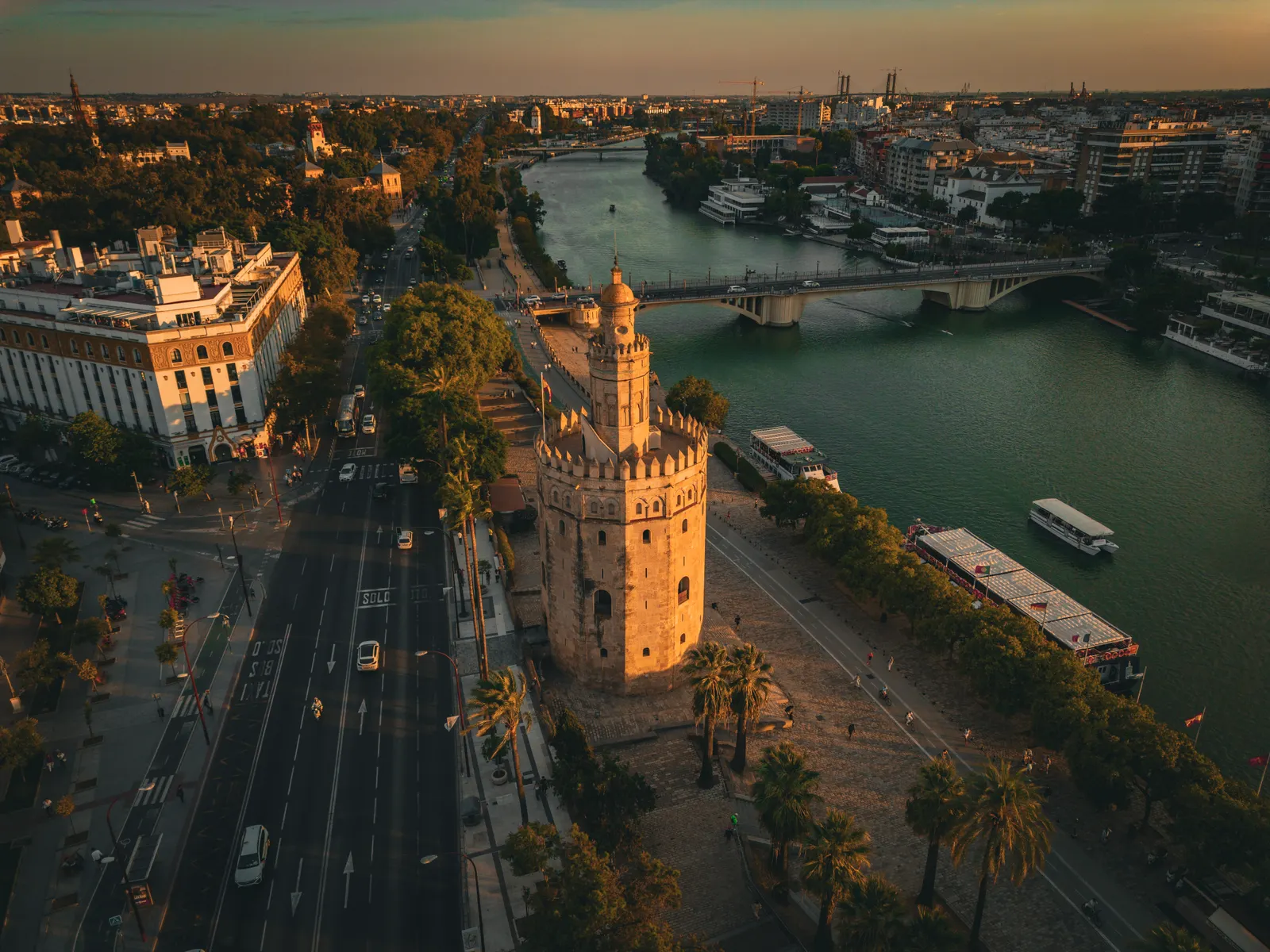 Vue aérienne de la Torre del Oro et du Guadalquivir à Séville