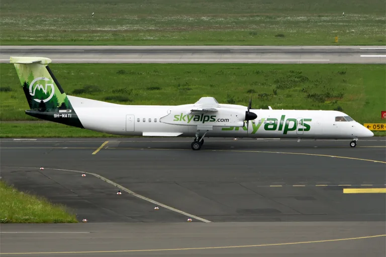 Avion SkyAlps Dash 8-400 9H-MATI photographié en vol, photo d'archive