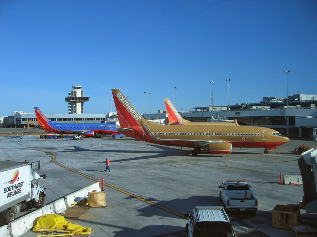 Plusieurs avions Southwest Airlines alignés à l’aéroport international de San Francisco, photographie d’illustration
