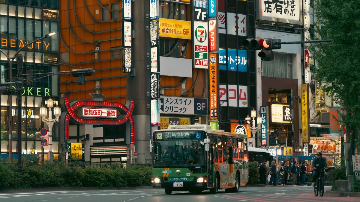 Kabukichō à Shinjuku avec ses enseignes lumineuses