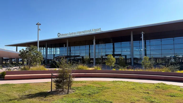 Terminal vitré et parvis paysager de Western Sydney International / Glass-fronted terminal and landscaped forecourt