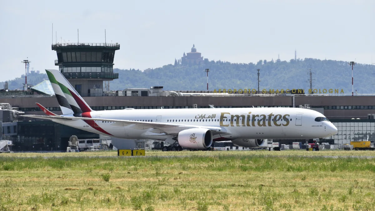 Emirates : un Airbus A350 rebrousse chemin après un problème moteur en vol